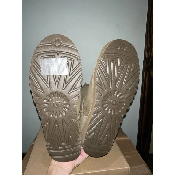 UGG Women's Size 10 Bailey Button II Sheepskin Ankle Snow Boots Hickory Brown - Picture 8 of 10